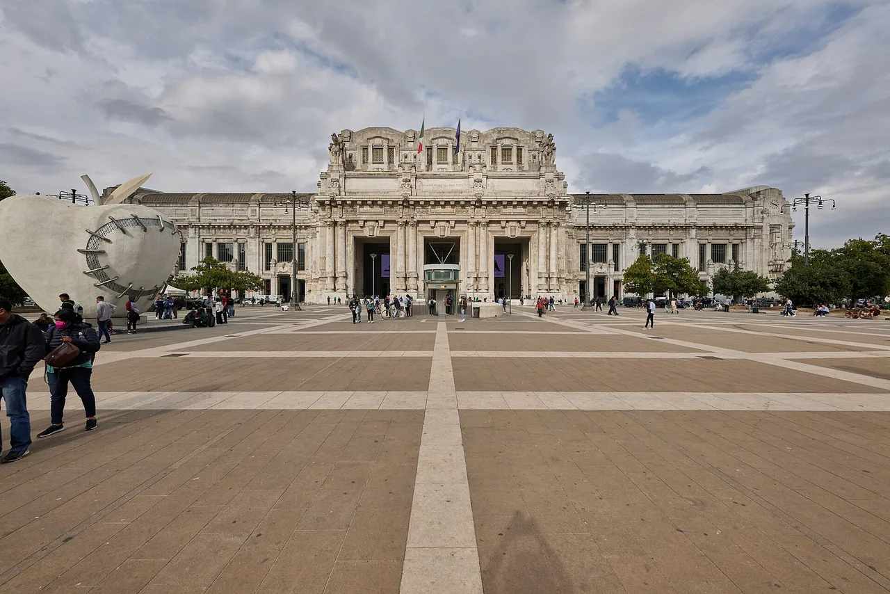 Facciata completa della Stazione Centrale di Milano vista dalla piazza